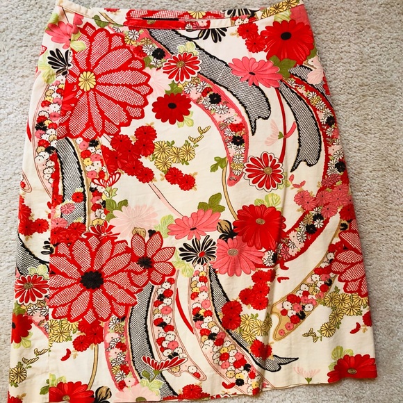 Light weight flower pattern pencil skirt - Picture 1 of 2